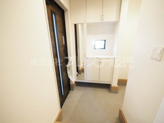 【玄関】 | 現地写真（１号地玄関）玄関収納・シューズクロークのある玄関です♪電子ロック＆ディンプルキーを採用！