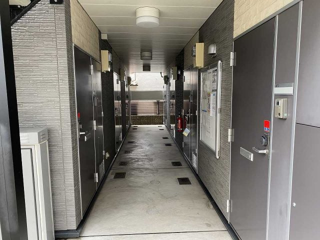 神戸市須磨区一ノ谷町２丁目のアパートの玄関