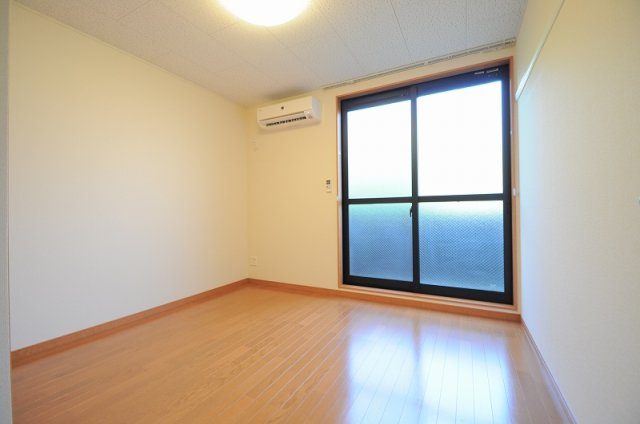 神戸市須磨区一ノ谷町２丁目のアパートの居間・リビング