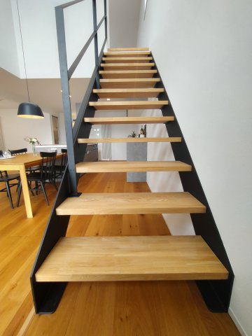 鳥取大通6丁目　高気密・高断熱・高気密住宅【手数料かかりません♪】の内装|シースルー階段