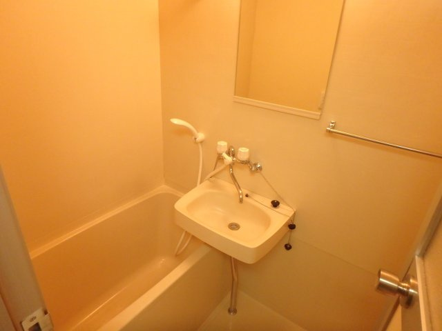 アーバンフジの浴室|別部屋同間取りのお写真となります。参考にご覧くださいませ。