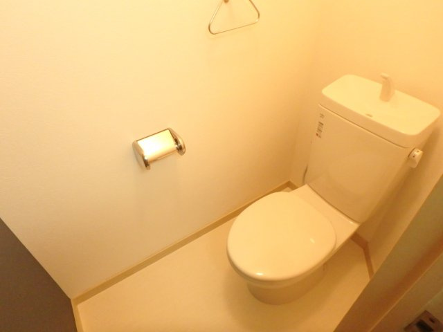 アーバンフジのトイレ|別部屋同間取りのお写真となります。参考にご覧くださいませ。