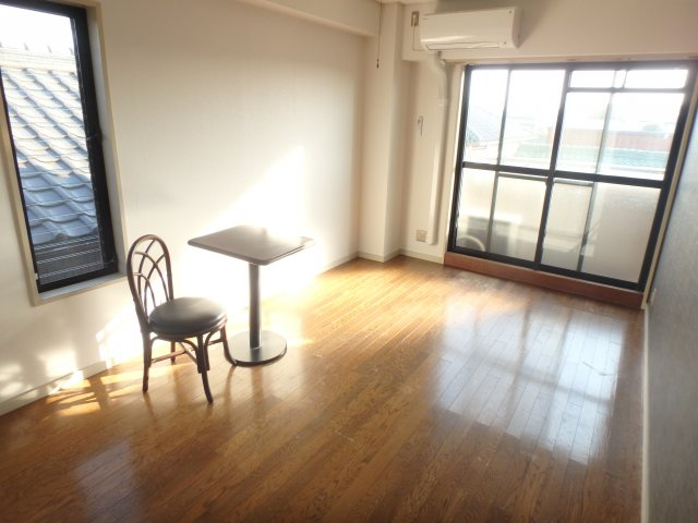 アーバンフジの居間・リビング|別部屋同間取りのお写真となります。参考にご覧くださいませ。