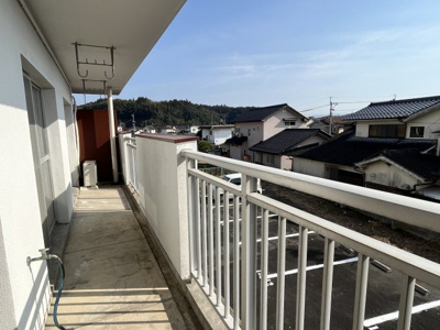 【バルコニー】 | ヴィラナリー日田 | お洗濯にも便利なバルコニー付き