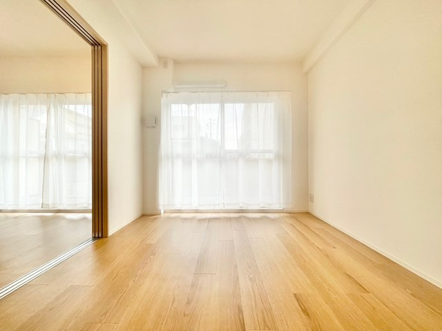 【居間・リビング】 | 吹田ロイヤルマンション | 現在ご返済中のカーローン・カードローン・教育ローンなどを住宅ローンに一本化したり、家具家電購入費用・引越し費用を住宅ローンと組み合わせるなど、お客さまにメリットの多い住宅ローンのご提案が可能です。