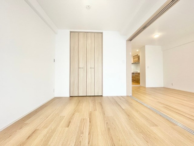 【寝室】 | 吹田ロイヤルマンション | エイブル売買事業部では、箕面市・豊中市・吹田市・池田市・茨木市・高槻市の北摂エリア全域で、物件のご紹介を致しております。北摂エリアにて購入物件をお探しの際は、当社までお問合せ下さいませ。