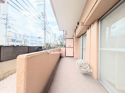 【バルコニー】 | 吹田ロイヤルマンション | 物件を比較検討したいお客様には、「物件比較見学プラン」をご用意しております。こちらの物件だけでなく、お客様の希望に沿った物件を、いくつかまとめてご案内させて頂きます。