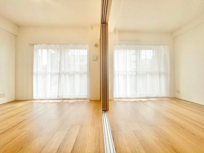 【居間・リビング】 | 吹田ロイヤルマンション | 現在ご返済中のカーローン・カードローン・教育ローンなどを住宅ローンに一本化したり、家具家電購入費用・引越し費用を住宅ローンと組み合わせるなど、お客さまにメリットの多い住宅ローンのご提案が可能です。