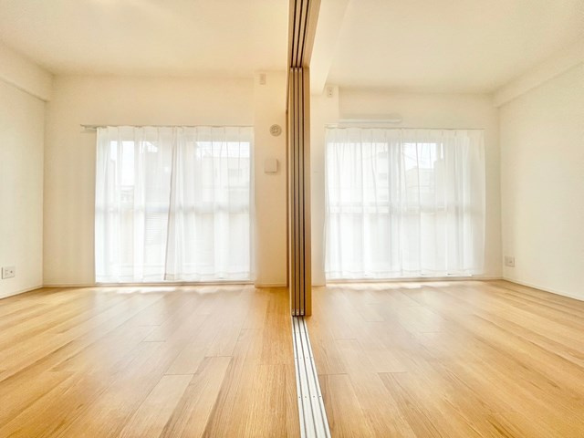 【居間・リビング】 | 吹田ロイヤルマンション | 現在ご返済中のカーローン・カードローン・教育ローンなどを住宅ローンに一本化したり、家具家電購入費用・引越し費用を住宅ローンと組み合わせるなど、お客さまにメリットの多い住宅ローンのご提案が可能です。
