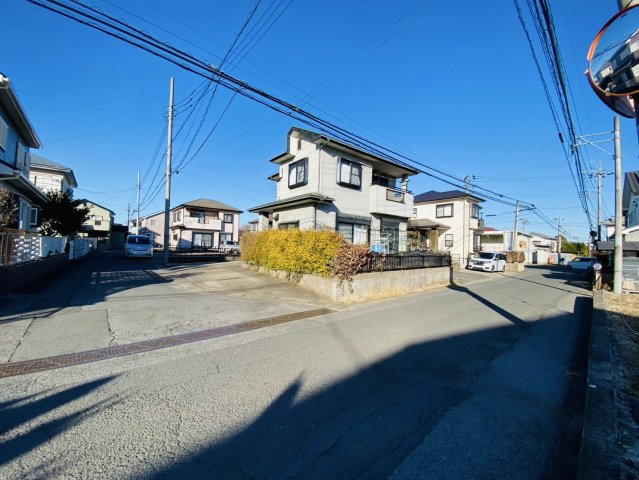 文違　中古戸建の前面道路含む現地写真