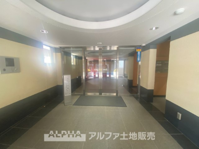 ダイアパレス永山ホワイトエレガンスのエントランス|【Entrance】
◆エントランス◆重厚なドアーとロックらタイルのエントランスが住まう人を迎えてくれる。扉を開けると温もりと幸せと楽しさいっぱいの我が家に帰る事が出来る安心感。