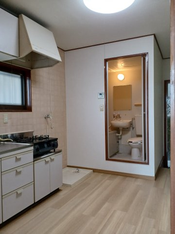 城ノ下ハイツ A棟のキッチン|コンパクトなキッチンで掃除もラクラク