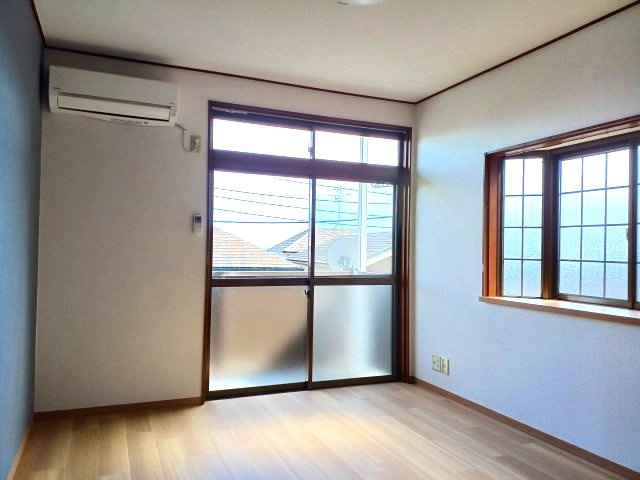 城ノ下ハイツ A棟の居間・リビング|内装は落ち着いています