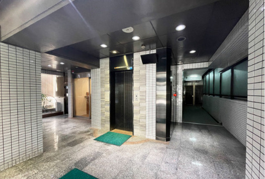 オーセンティック淀屋橋ビルのエントランス|建物の内部です