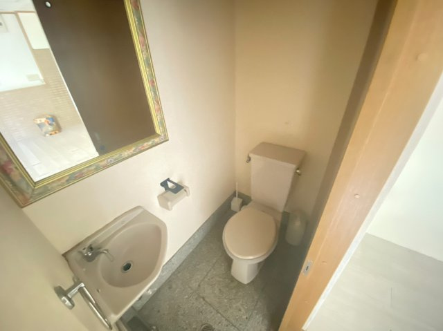 オーシャンビルのトイレ|落ち着いた色調のトイレです