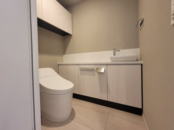 【トイレ】 | 【トイレ】収納豊富で手洗いカウンター付き！