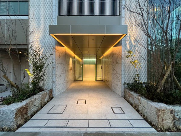 【エントランス】 | 【エントランス】建物内から零れるやさしい灯りが、寛ぎの時へと導く迎賓の空間です。