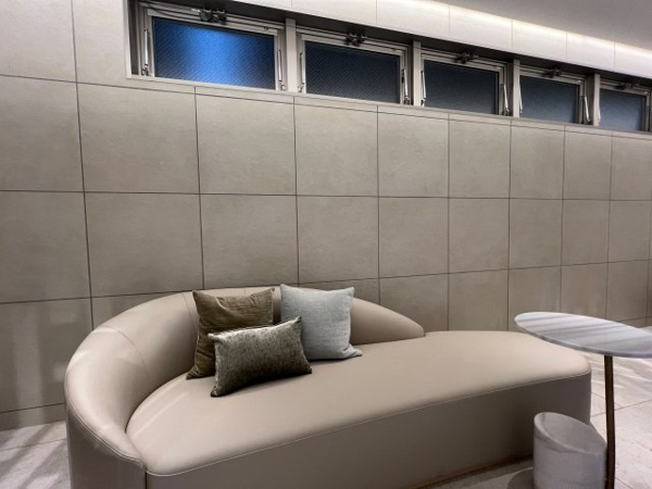 【エントランス】 | 【エントランスホール】アーティスティックな雰囲気を味わえるギャラリーのような空間。