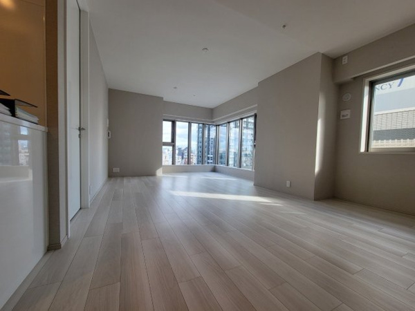 【居間・リビング】 | 【リビングダイニング】お部屋の角にFIX窓採用！南東角で採光良好！