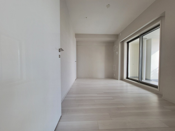 【洋室】 | 【洋室】約7.7帖の洋室！WIC付きで採光良好♪