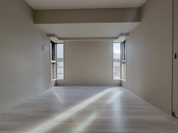 【洋室】 | 【洋室】2面採光の約7.0帖の洋室！