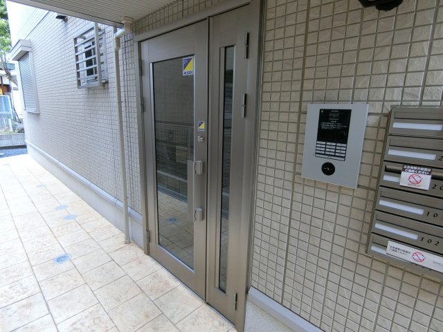 シャルム総持寺のエントランス