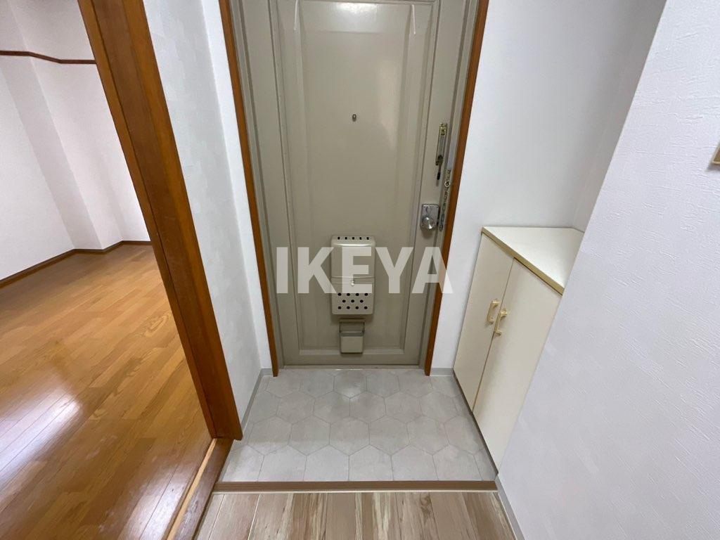 新城ビルの玄関