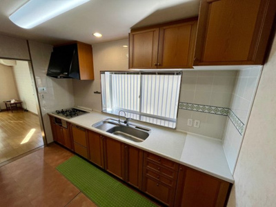 【キッチン】 | 安佐南区毘沙門台二丁目　戸建 | 窓から明かりの差し込む明るいキッチン　食洗器付きシステムキッチン