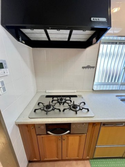 【キッチン】 | 安佐南区毘沙門台二丁目　戸建 | 3口コンロ