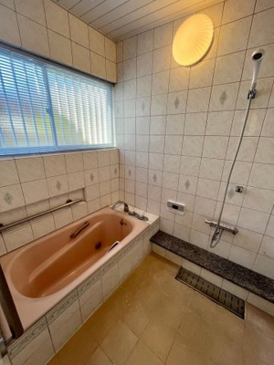 【浴室】 | 安佐南区毘沙門台二丁目　戸建 | 窓のある浴室で気持ちよく換気ができます