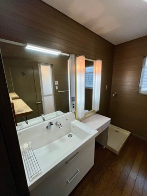 【洗面所】 | 安佐南区毘沙門台二丁目　戸建 | 洗面2台　混みあう時間もそれぞれで使用可能