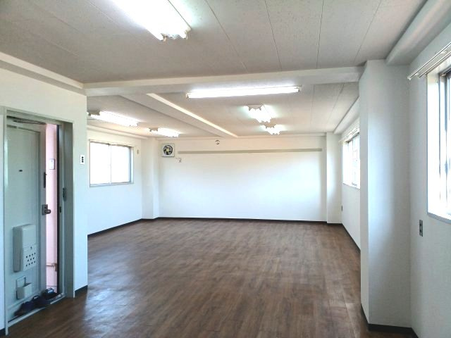 高橋ビルの内装|明るい室内です