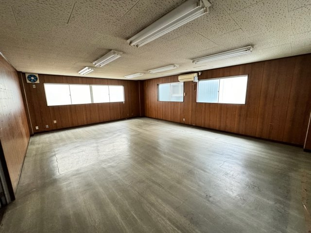 神港ビルの内装|明るい室内です