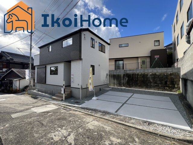 明石市二見町4期　新築のエントランス|●年中無休：当日予約可●玄関には靴をたくさん収納できるシューズボックスが完備されています。