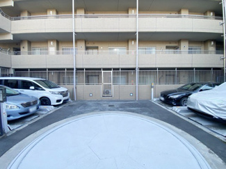 【駐車場】 | マンションの駐車場スペース。空きの有無や駐車料金、サイズ規定などについては、改めてお問い合わせください。～即日のご見学可能～　お問合せはお気軽にどうぞ。