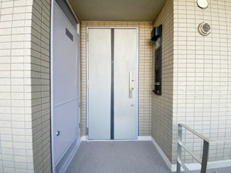【その他共用部分】 | 皆様をお迎えする、お部屋の玄関ドア。開けやすさや開放角度、ドアノブの操作しやすさや鍵の形状などを、現地で一度ご確認ください。～即日のご見学可能～　お問合せはお気軽にどうぞ。