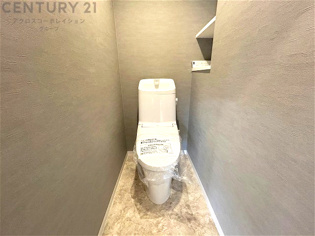 温水洗浄便座付トイレは温水洗浄機能により、暖かい水でおしりを洗浄することができ、冷たい水を使う従来の便座に比べ、温水洗浄機能で暖かいトイレを提供し、快適な使用を可能にします。