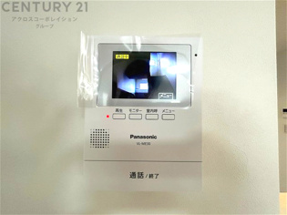 訪問者が来たときにテレビ画面で確認できるため、安心してドアを開けられます。録画機能があるものもあり、留守中に来訪者を記録しておくことができます。利便性が高く、セキュリティ面でも安心です