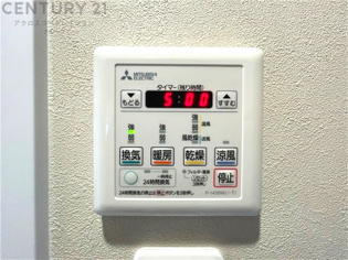 常に新鮮な空気を室内に供給し、室内の換気を効果的に行います。湿気やニオイ等を排出し、健康な環境を維持。快適な室内温度と湿度を調整し、エネルギー効率も向上。居住空間の快適性と健康面の改善が期待できます。