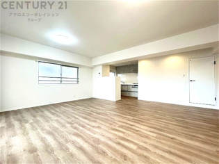 リビングダイニングは家族や友人とのコミュニケーションを楽しむ場所でくつろぎながら食事や会話を楽しめ、多目的に利用できリラックスできる空間です。家庭内の中心として機能し、快適な生活をサポートします。