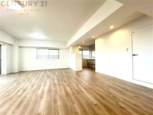 リビングダイニングは家族や友人とのコミュニケーションを楽しむ場所でくつろぎながら食事や会話を楽しめ、多目的に利用できリラックスできる空間です。家庭内の中心として機能し、快適な生活をサポートします。