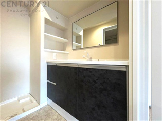 化粧品や洗顔料、歯ブラシなどの必需品をまとめて置ける収納スペースがあり、使用するたびに取り出す手間が省けます。また、水回りのため、濡れても大丈夫な素材が使用されており、お手入れが簡単です。