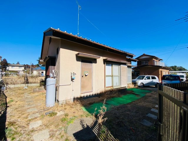 富里市根木名　中古戸建の前面道路含む現地写真