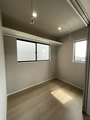 古江東町　新築一戸建ての洋室|ランドリールーム
室内干しができます。雨を気にせず洗濯ができ、乾いた洋服はそのまま2階の各部屋に収納ができ、無駄がなく効率的です。