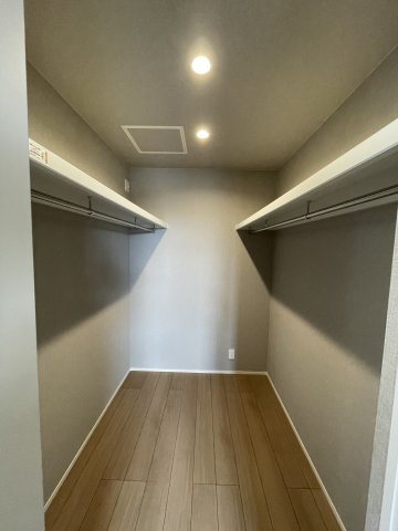 古江東町　新築一戸建ての収納|WICは主寝室に面しており、ご夫婦の収納にも十分な広さがあります。