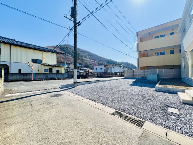 桐生市菱町の前面道路含む現地写真|駐車スペース2～3台可♪