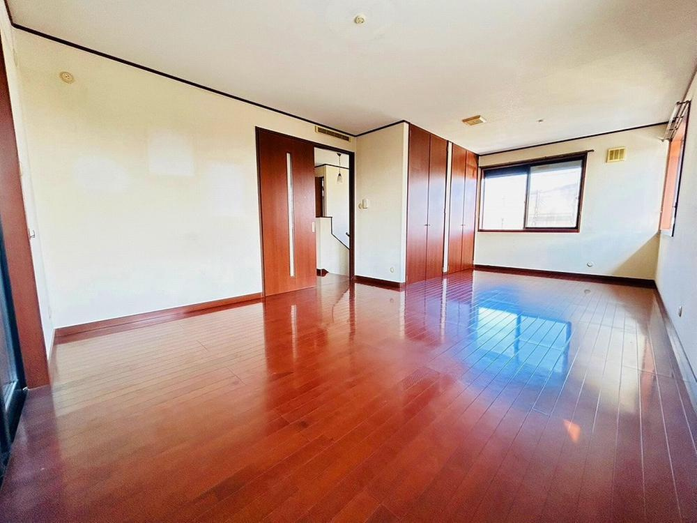 仁和寺本町5丁目　中古一戸建ての内装|洋室13.27帖
■物件内覧・資金計画相談・住宅ローン相談、リフォーム相談、お問合せ受付中■
※当日・翌日のご内覧、ご相談はお電話でのお問合せがスムーズです！