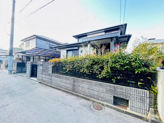 仁和寺本町5丁目　中古一戸建ての外観|新しい生活にいかがでしょうか？外観はお住まいの顔になります。こだわりたいポイントですね。外壁塗装や屋根塗装のご相談も承っております。
■現地内覧・資金計画相談・住宅ローン相談もお問合せ受付中■