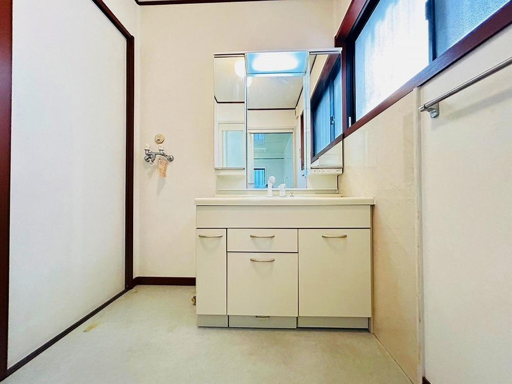 仁和寺本町5丁目　中古一戸建ての独立洗面台|三面鏡　独立洗面台
■物件内覧・資金計画相談・住宅ローン相談、リフォーム相談、お問合せ受付中■
※当日・翌日のご内覧、ご相談はお電話でのお問合せがスムーズです！