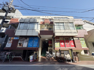 【外観】 | 手入れの行き届いた外壁やエントランスなど、「見ればわかる」レベルで清潔感を保ったマンションです。築年数を感じさせない姿で皆様をお出迎えします。～即日のご見学可能～　お問合せはお気軽にどうぞ。